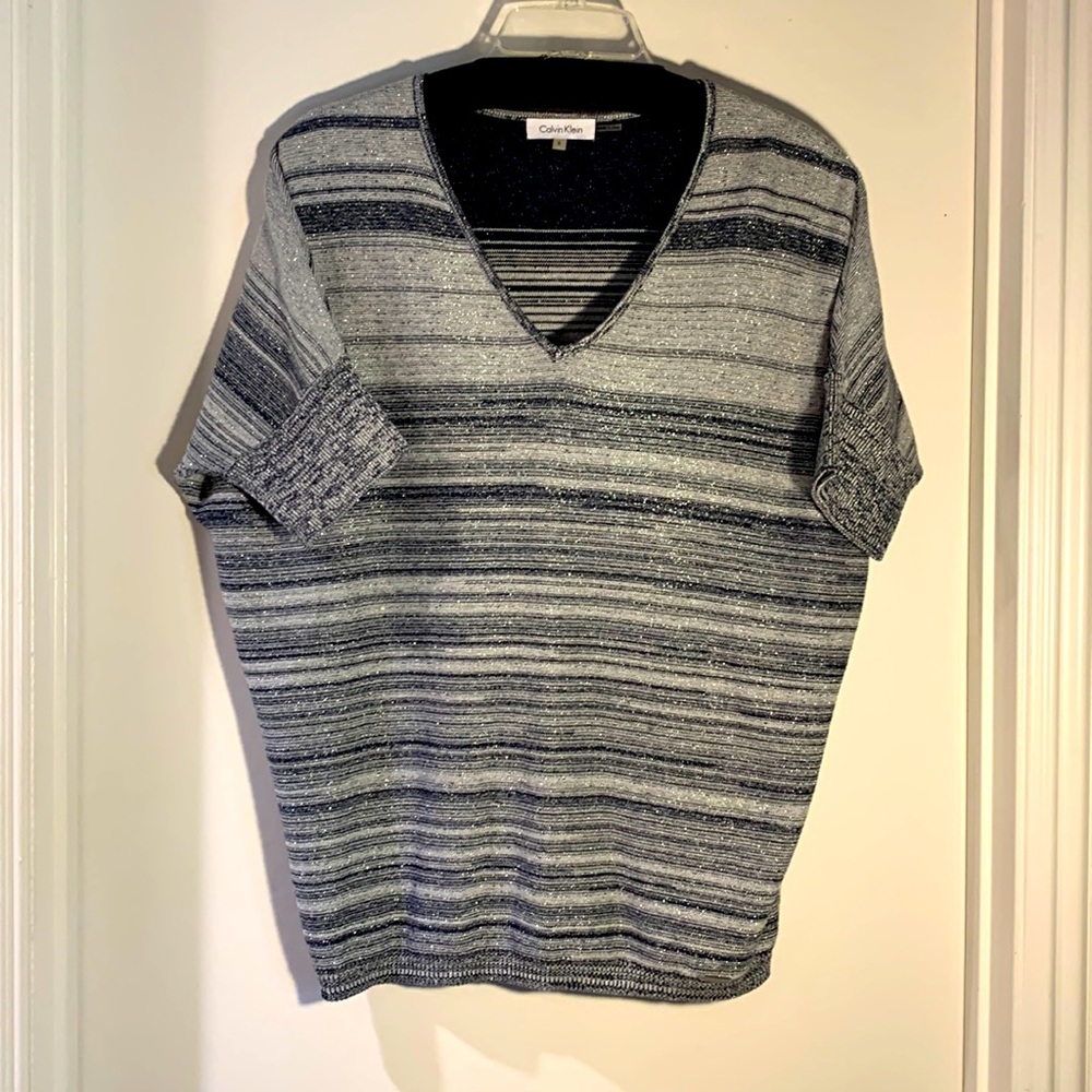 CALVIN KLEIN Top V-Neck. Subtle grey, charcoal, black striated. Short sleeve S